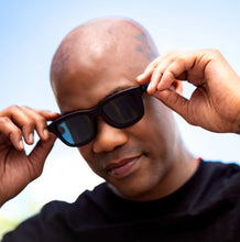 Load image into Gallery viewer, Chamelo Dusk Classic Sunglass
